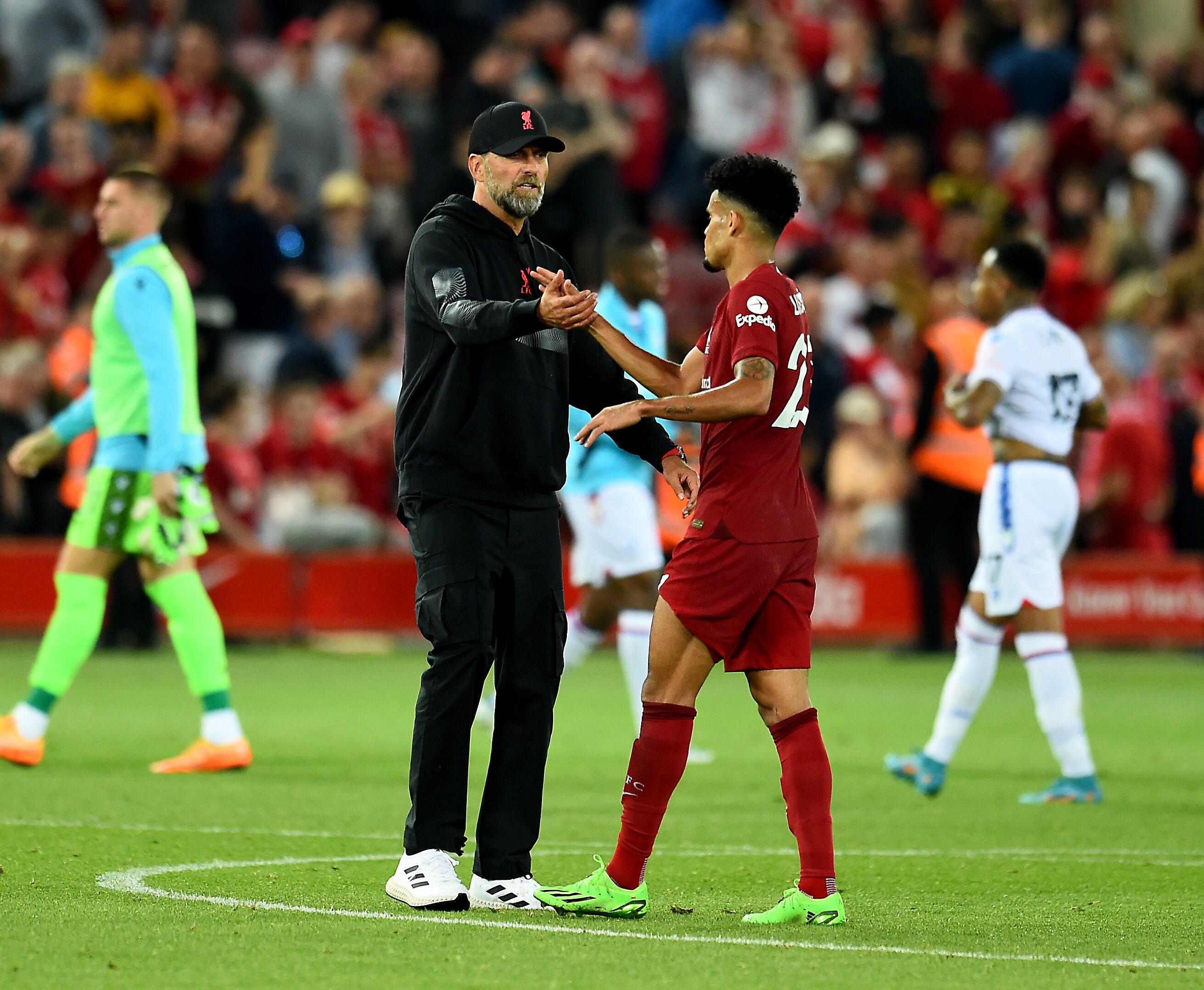 LIVERPOOL, ENGLAND - AUGUST 15: (THE SUN OUT, THE SUN ON SUNDAY OUT) Jurgen Klopp manager of Liverpool embracing Luis Diaz of Liverpool at the end of the Premier League match between Liverpool FC and Crystal Palace at Anfield on August 15, 2022 in Liverpool, England. (Photo by Andrew Powell/Liverpool FC via Getty Images)