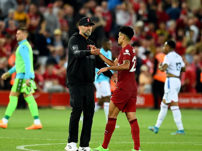 LIVERPOOL, ENGLAND - AUGUST 15: (THE SUN OUT, THE SUN ON SUNDAY OUT) Jurgen Klopp manager of Liverpool embracing Luis Diaz of Liverpool at the end of the Premier League match between Liverpool FC and Crystal Palace at Anfield on August 15, 2022 in Liverpool, England. (Photo by Andrew Powell/Liverpool FC via Getty Images)