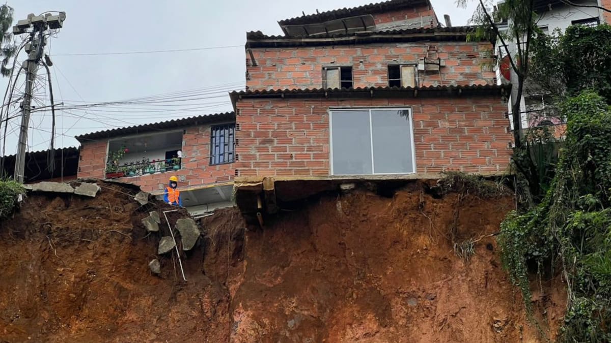 Inicia desmonte de vivienda con riesgo de colapso, en Manrique