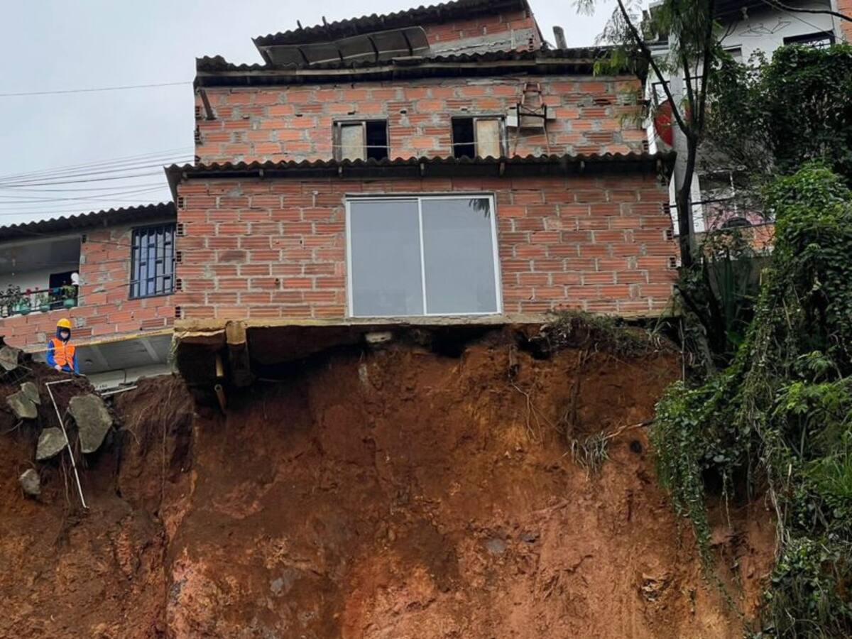 Inicia desmonte de vivienda con riesgo de colapso, en Manrique