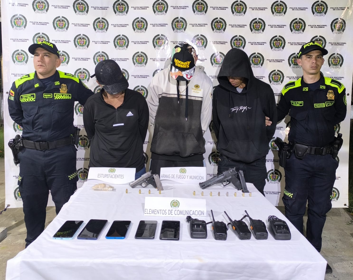 Armas de fuego, estupefacientes y equipos de comunicación incautados durante el operativo policial en Bruselas, Pitalito.