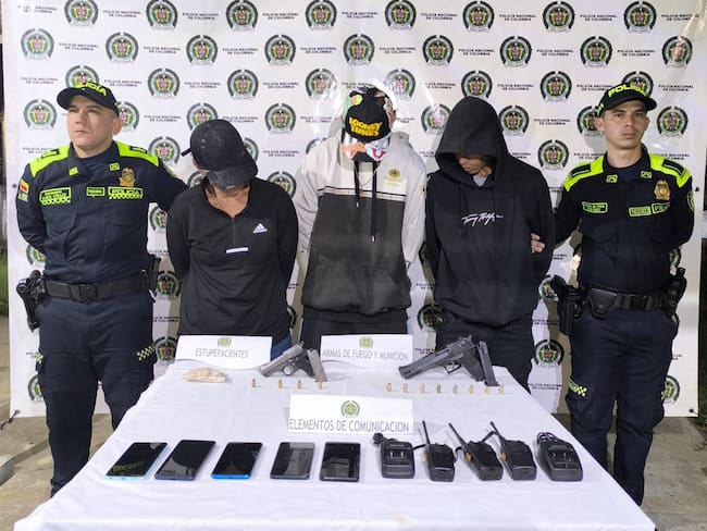 Armas de fuego, estupefacientes y equipos de comunicación incautados durante el operativo policial en Bruselas, Pitalito.