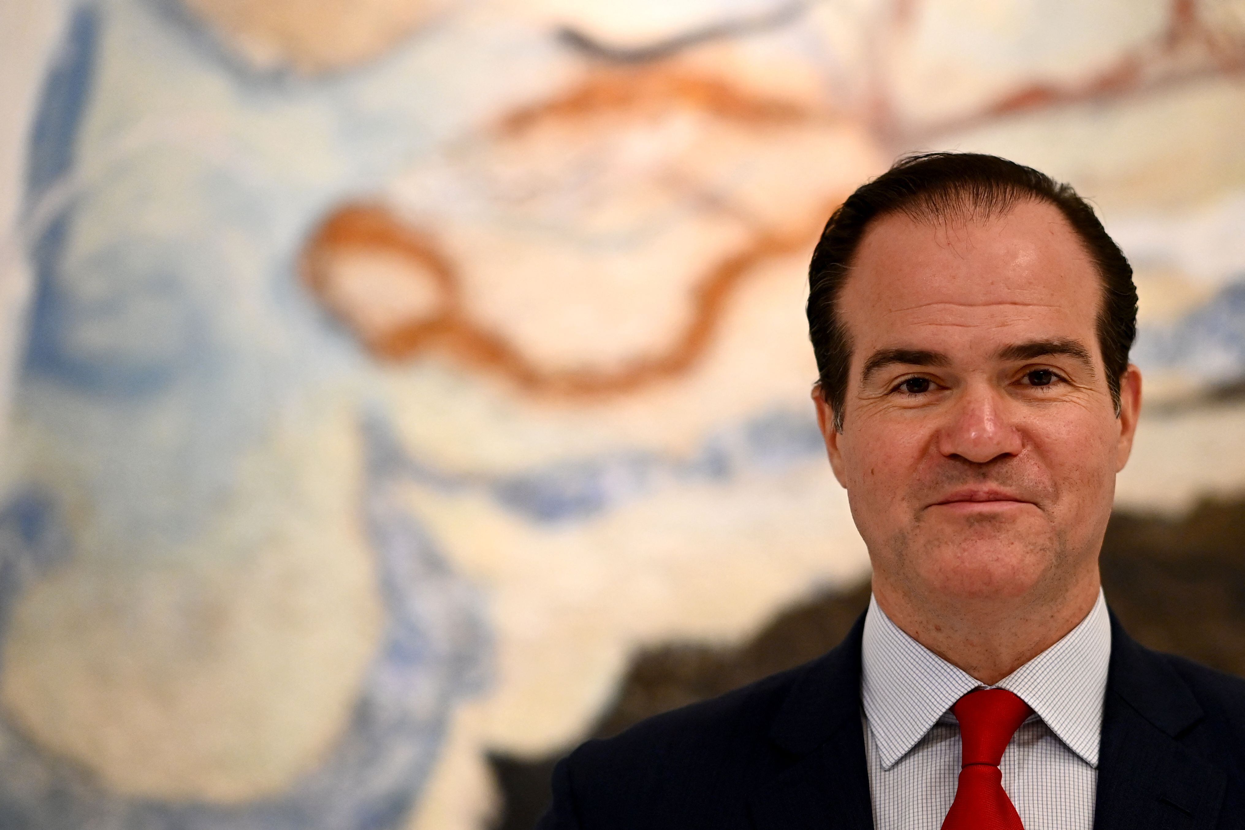 Destituyen al titular del BID, Mauricio Claver-Carone, por relación con subordinada del banco y mal manejo de recursos.