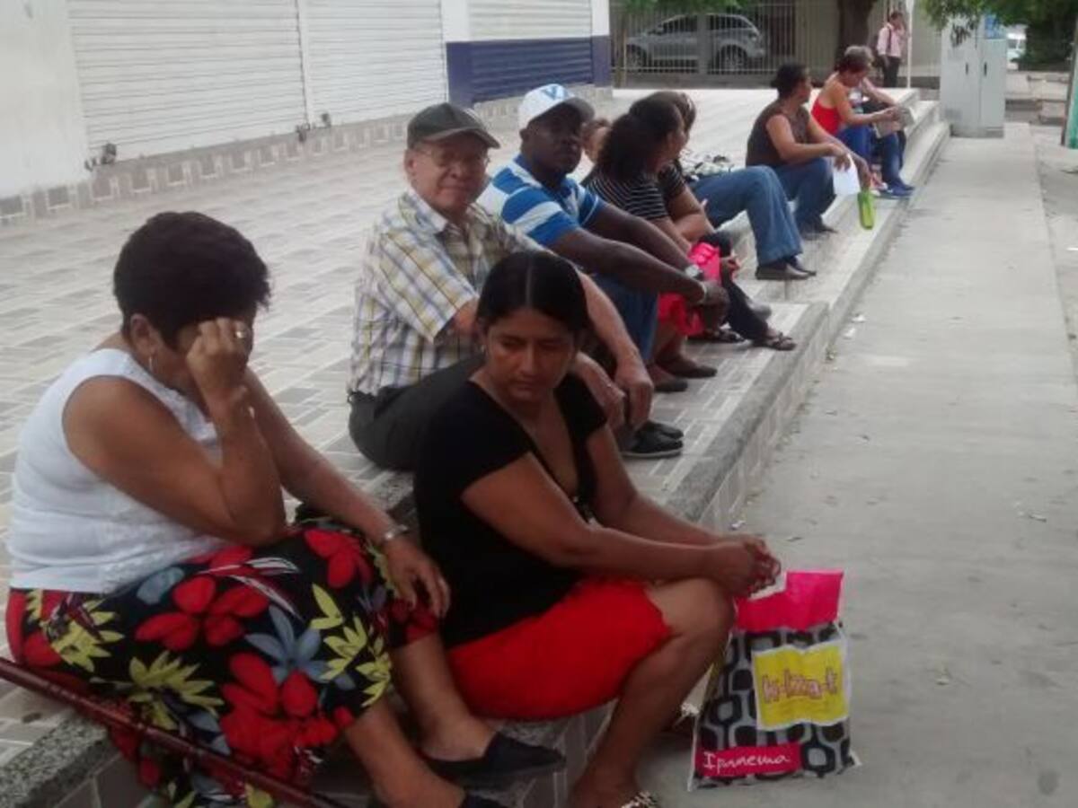 Pacientes denuncian que esperan hasta dos meses para entrega de drogas