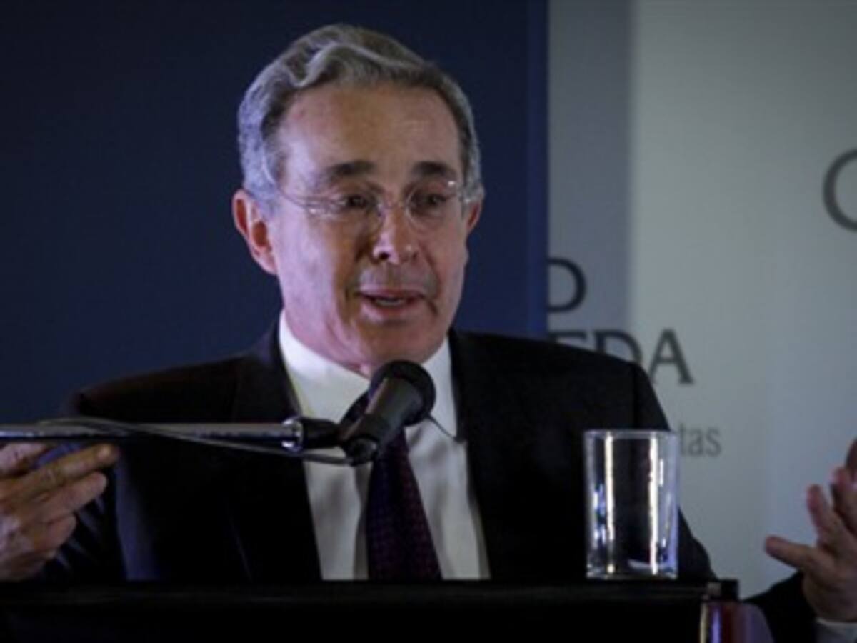 Cuestionan autoridad moral de Uribe para hablar de impunidad