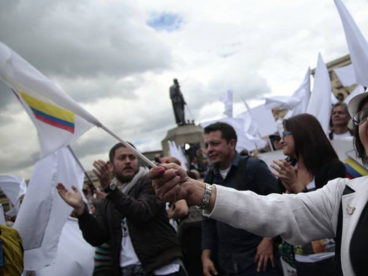 Multitud abuchea a Peñalosa a su paso por la Plaza de Bolívar