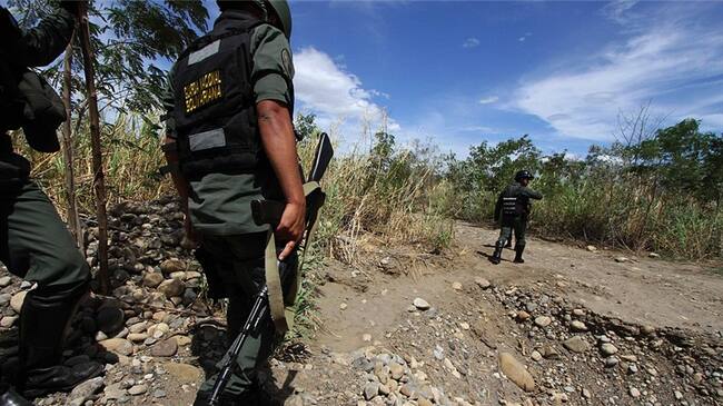 Muros de cemento son instalados por los campesinos para protegerse de la Guardia Venezolana. Foto: Getty Images
