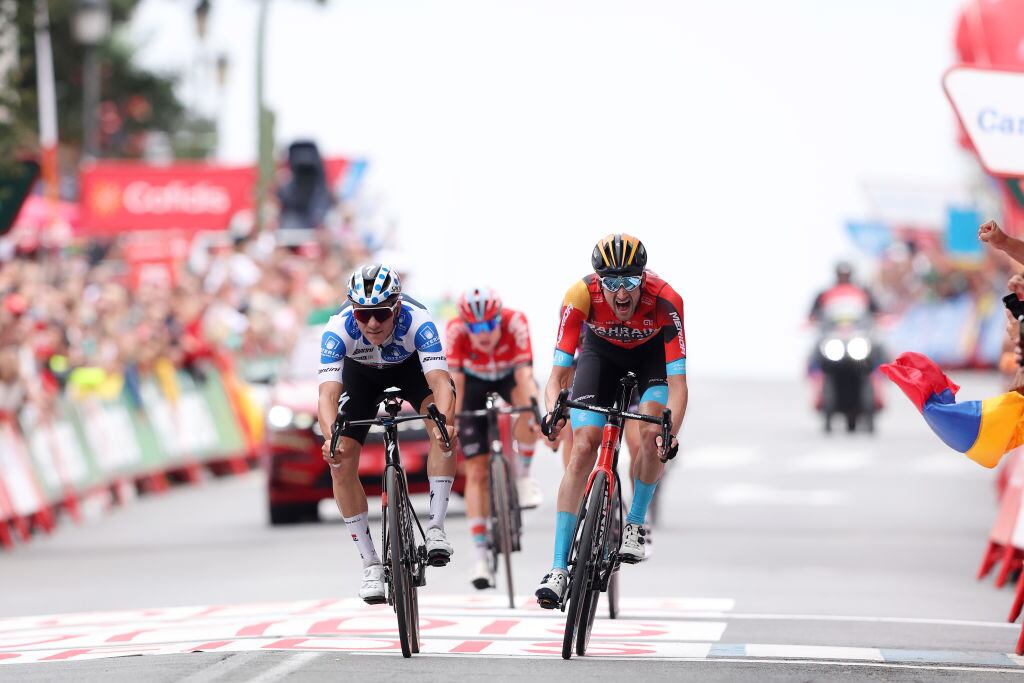 Remco Evenepoel (izquierda) y Wouter Poels (derecha) en el final de la etapa 20 de la Vuelta a Españ (Photo by Alexander Hassenstein/Getty Images)