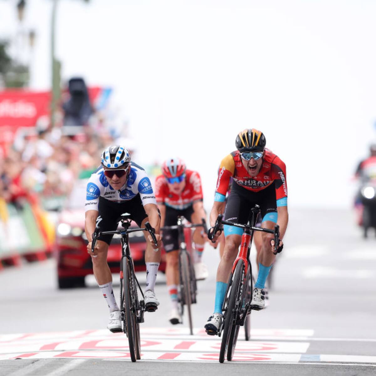 Poels vence a Evenepoel en el sprint y se queda con la etapa 20: Kuss, virtual campeón
