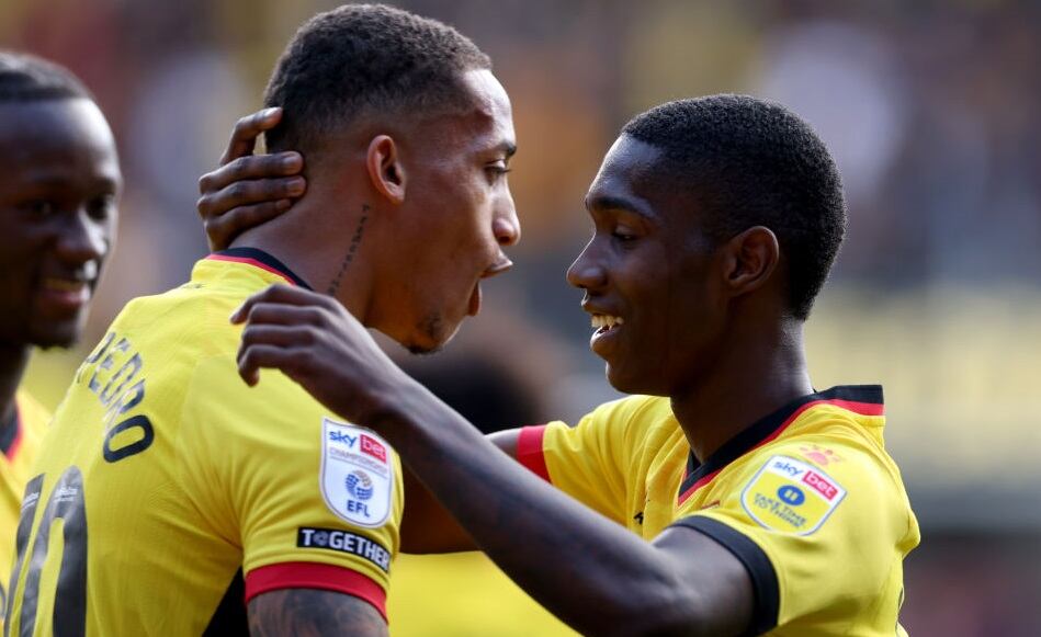 Joao Pedro celebra con Yaser Asprilla el primer gol del colombiano en Inglaterra / (Photo by Steven Paston/PA Images via Getty Images)