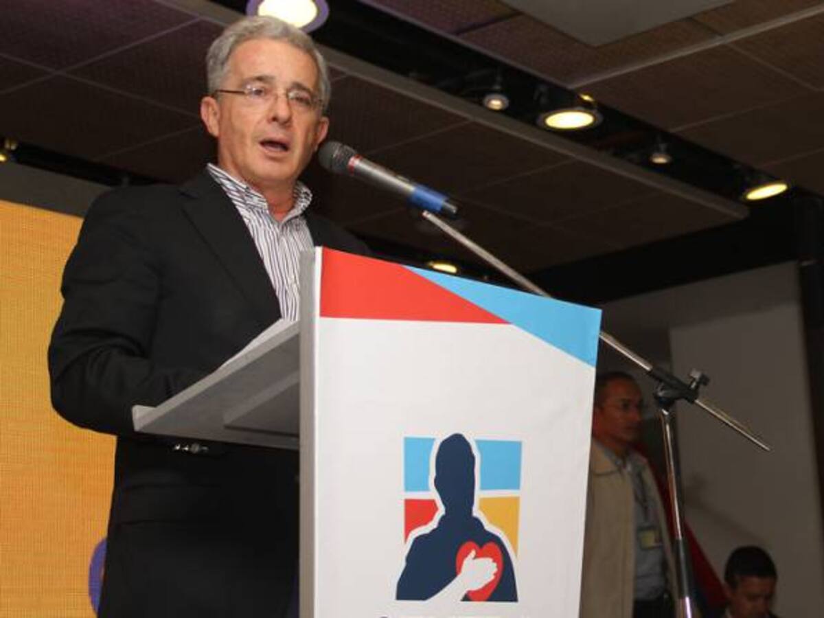Uribe cuestiona a Aronson por supuestos intereses comerciales en Colombia