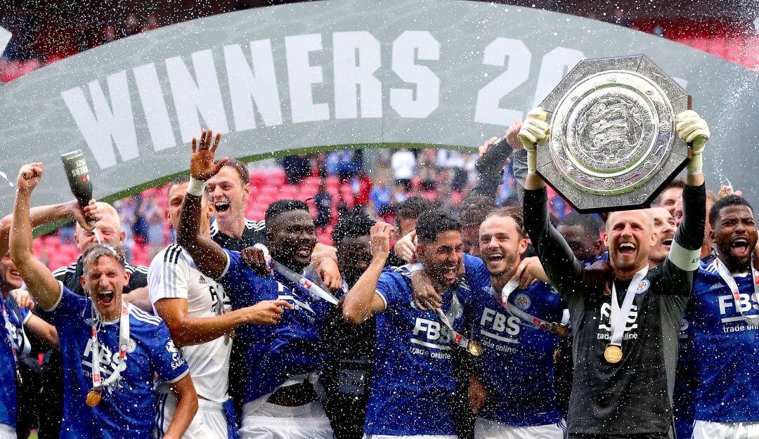 Los jugadores del Leicester City festejan con el trofeo de la Community Shield.