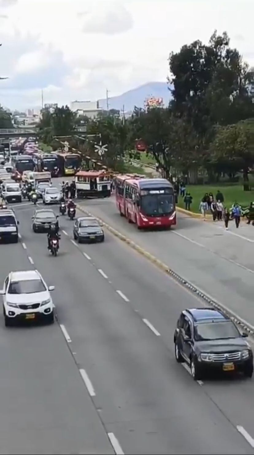 Vehículo férreo se descarriló en Av. NQS y generó afectación en el carril de Transmilenio