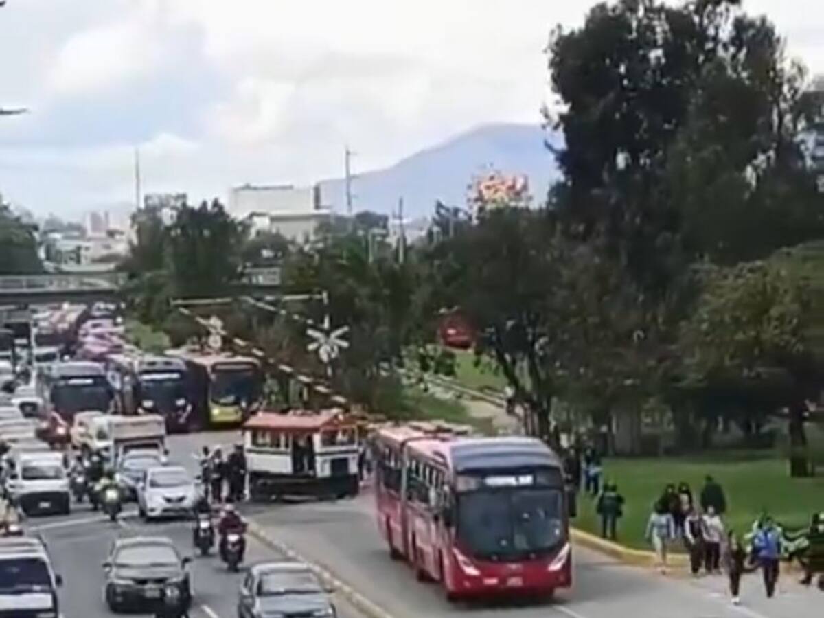 Vehículo férreo se descarriló en Av. NQS y generó afectación en el carril de Transmilenio