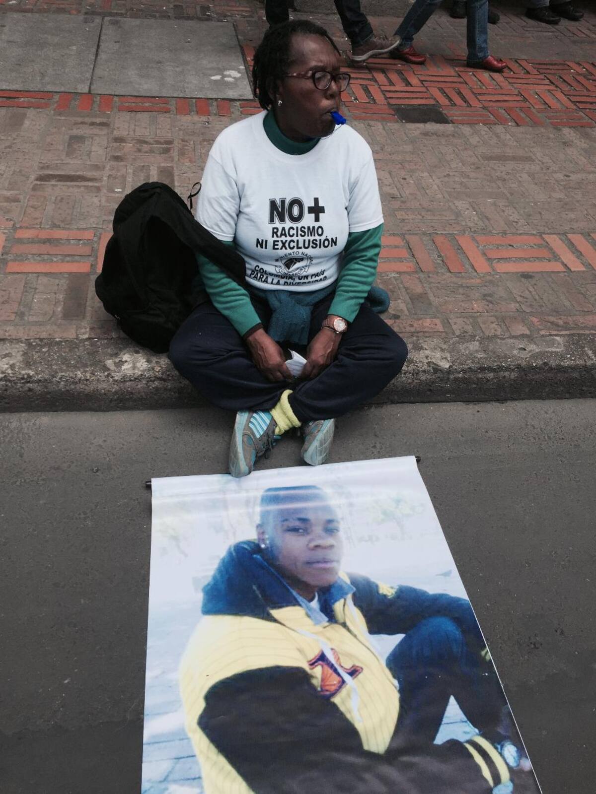 Desde las nueve de la mañana los afrocolombianos residentes en Bogotá realizan un plantón en la Plaza de Bolívar para pedir a las autoridades que aclaren estos recientes homicidios.