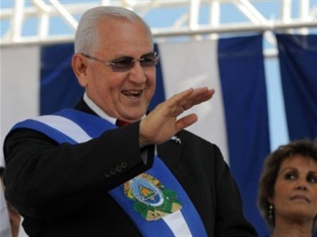 Miles de hondureños despiden a Micheletti al acercarse el fin de su Gobierno