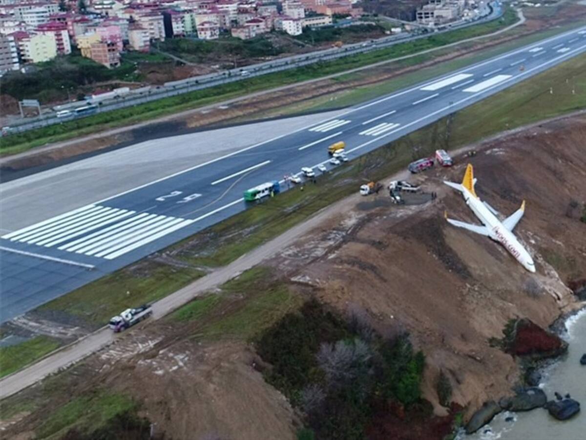 Avión turco con 162 pasajeros cayó por un acantilado sin que hubiera heridos