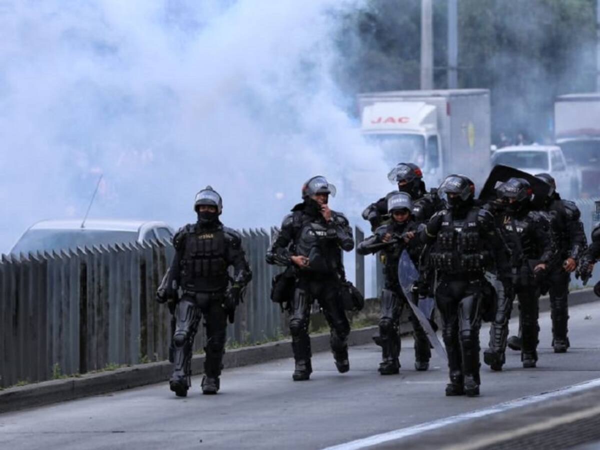 "Encapuchados y violentos: los esperará afuera el Esmad", Claudia López