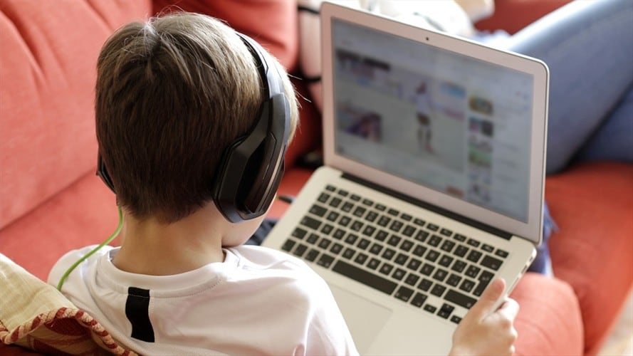 Sobreuso de pantallas puede afectar el desarrollo cognitivo y auditivo en los niños. Foto: Getty Images/ Isabel Pavia