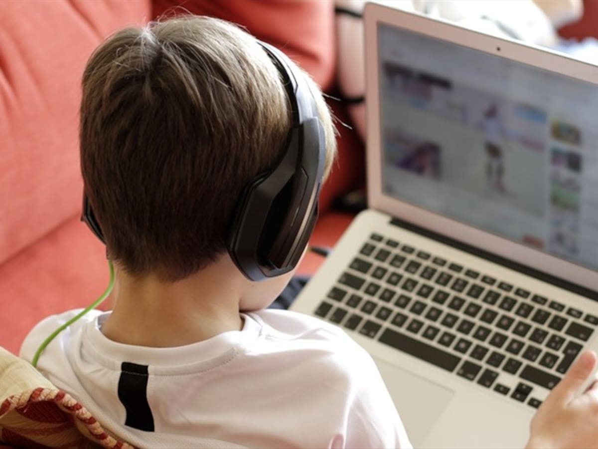 El Reino Unido recomienda limitar a una hora diaria las pantallas a menores de 5 años