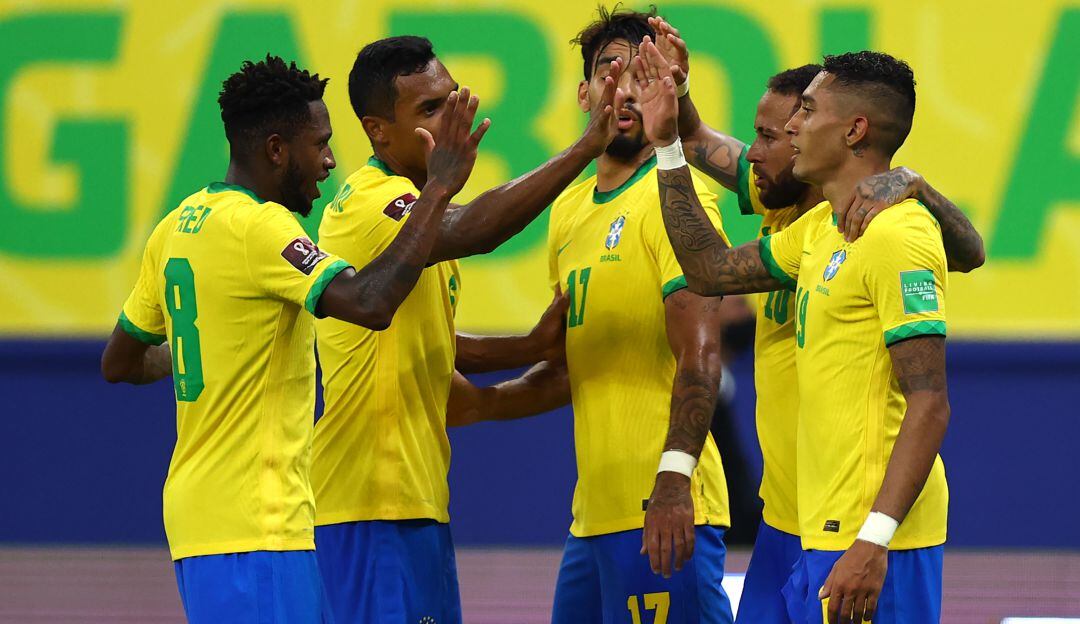Los jugadores de Brasil festejan el gol de Neymar.