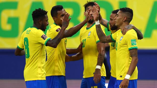 Los jugadores de Brasil festejan el gol de Neymar.