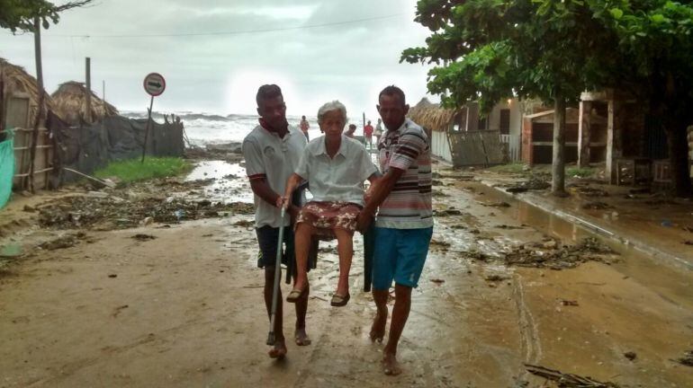 Una adulta mayor es sacada de su residencia por el aumento del oleaje en el corregimiento de Salgar.