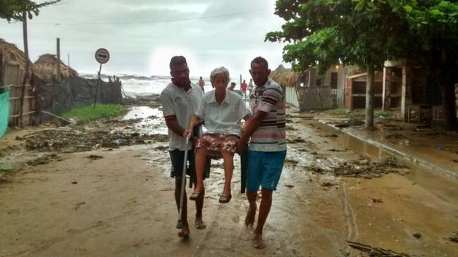 Una adulta mayor es sacada de su residencia por el aumento del oleaje en el corregimiento de Salgar.