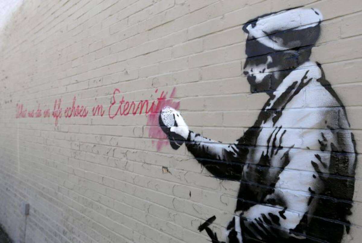 Vista de un graffiti del artista callejero británico "Bansky", en Queens, Nueva York, Estados Unidos.
