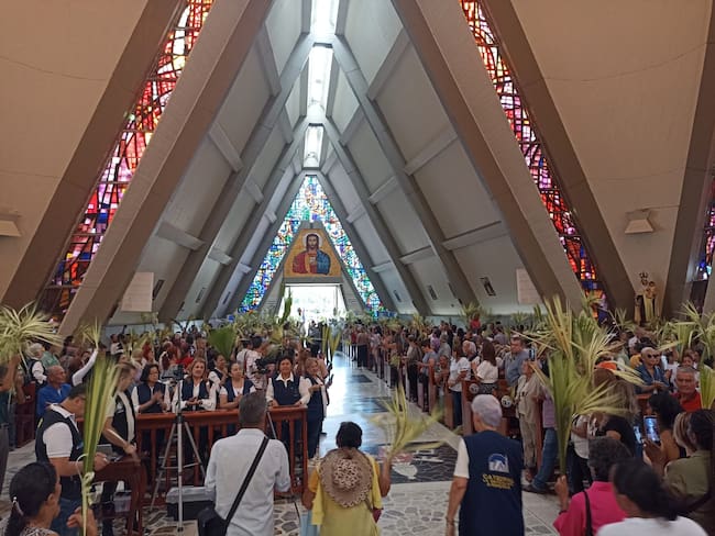 Catedral Inmaculada Concepción de Armenia el domingo de ramos. Foto Adrián Trejos