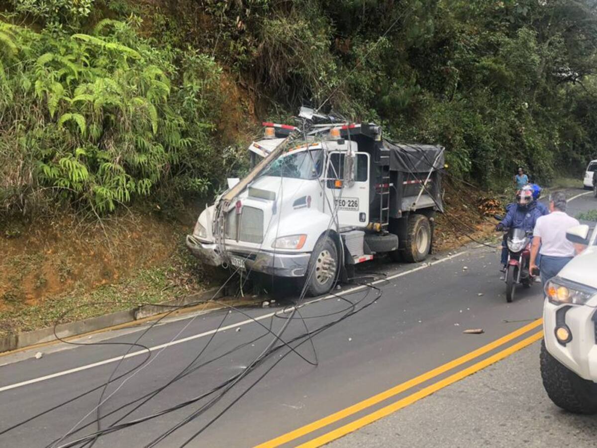 Un motociclista herido tras choque de volqueta sin frenos en El Retiro
