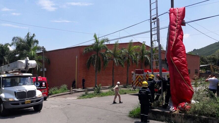 Parapentista quedó enredado en cables de energía eléctrica. Foto: Erika Rebolledo (W Radio)