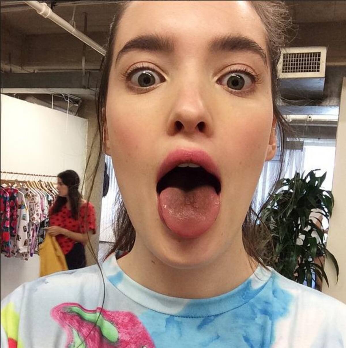La joven no se toma las fotos que publican las modelos tradicionales. Prefiere mostrarse natural e incluso desarreglada.