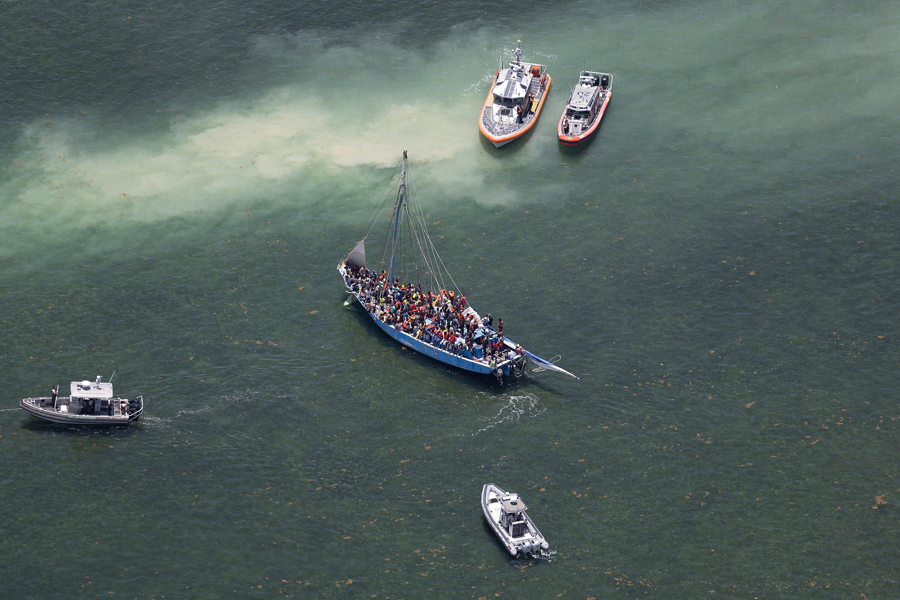 La Guardia Costera de los Estados Unidos interceptó un bote con aproximadamente 150 migrantes en la Florida. (Photo by Joe Raedle/Getty Images)