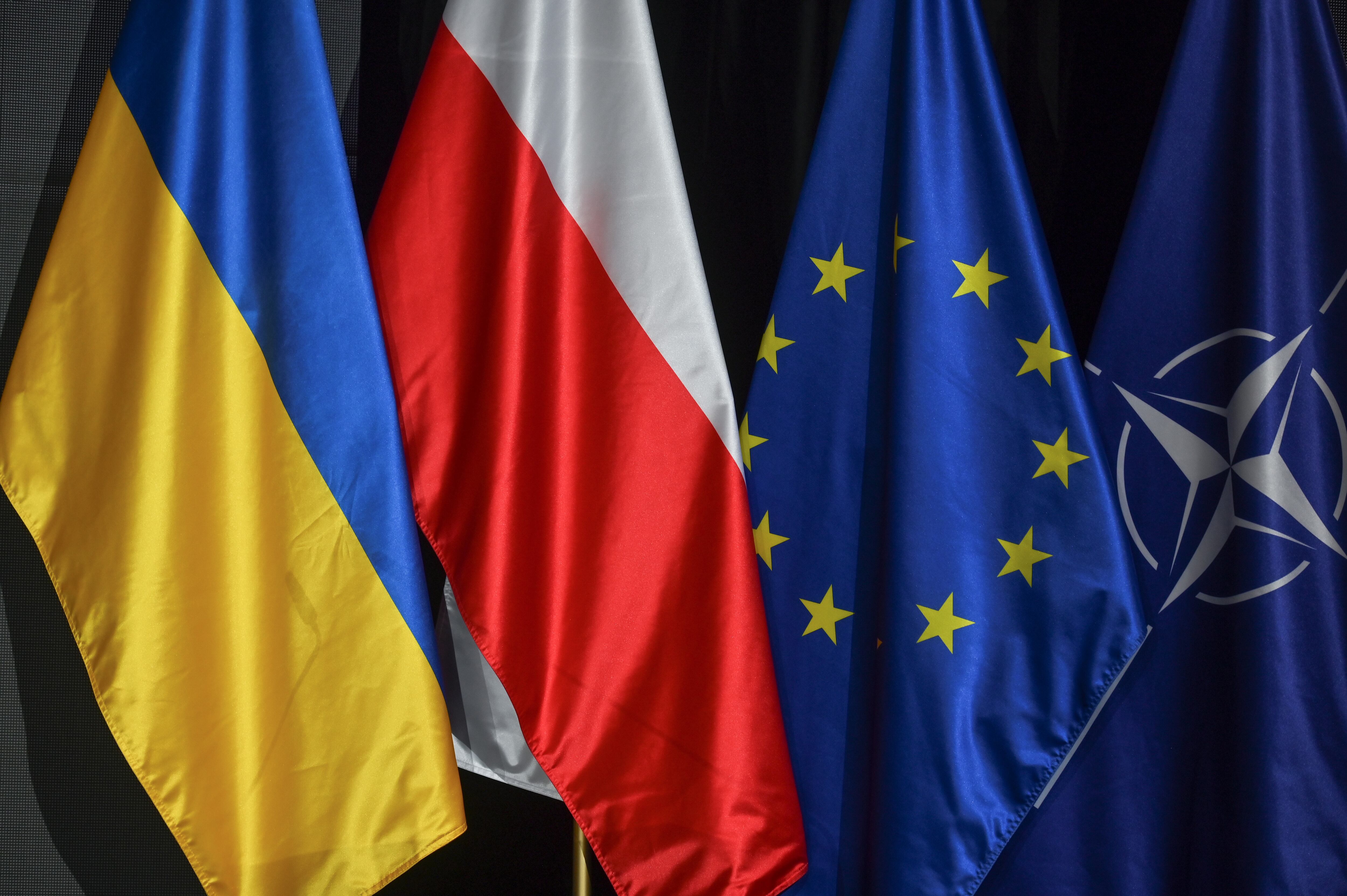 Banderas de Ucrania, Polonia, Unión Europea y la OTAN.  Foto: Artur Widak/NurPhoto via Getty Images