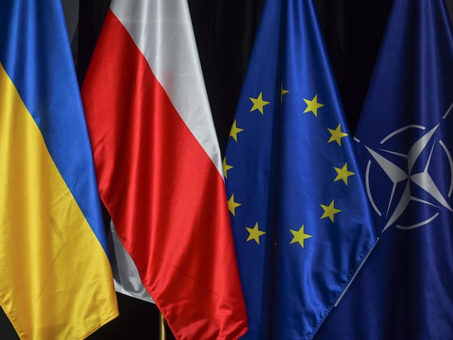 Banderas de Ucrania, Polonia, Unión Europea y la OTAN.  Foto: Artur Widak/NurPhoto via Getty Images