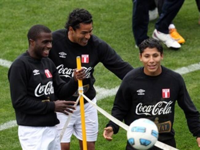 Perú recupera a Acasiete para semifinales