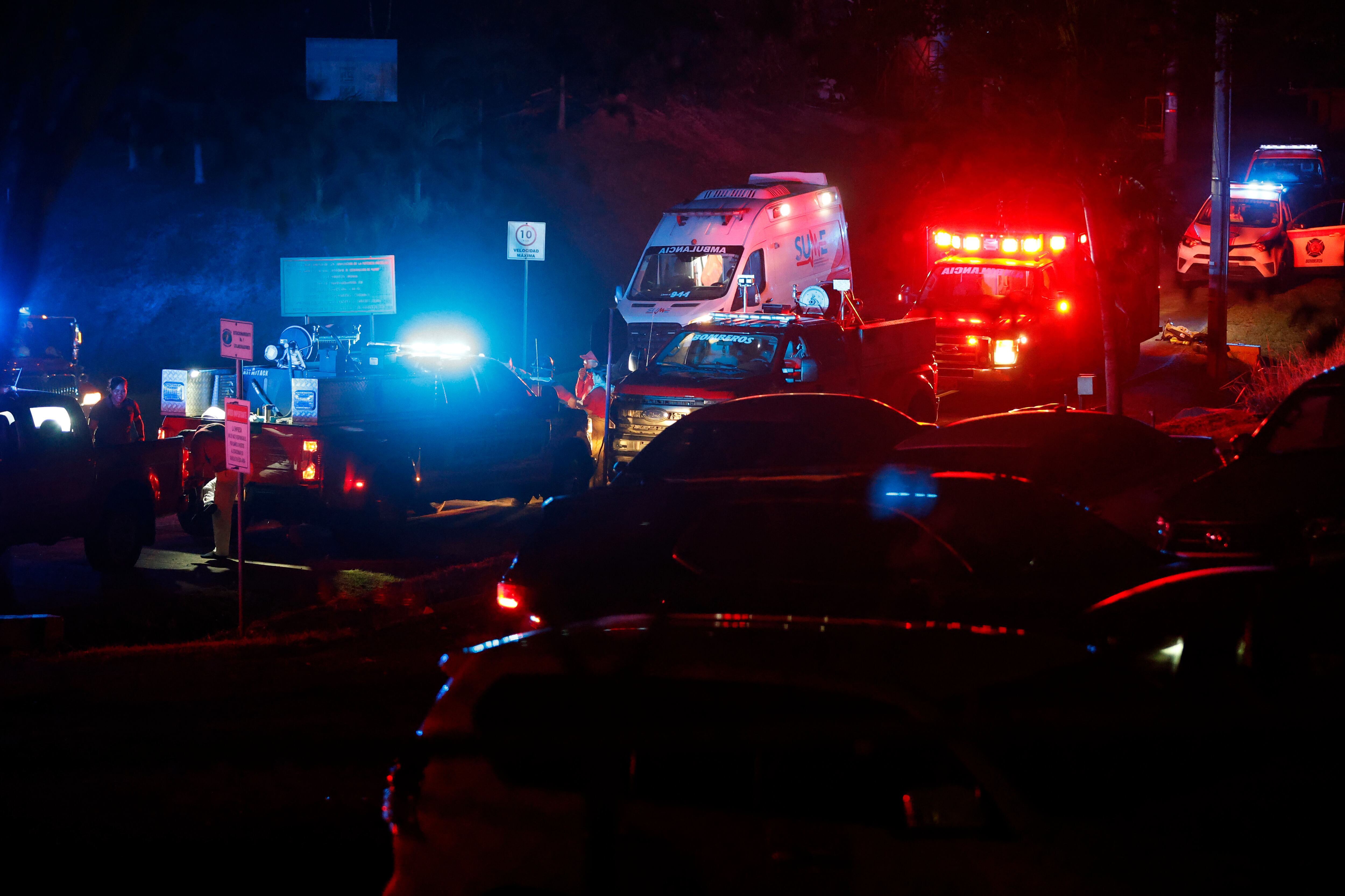 AME9693. LA CHORRERA (PANAMÁ), 16/03/2025.- Integrantes del cuerpo de Bomberos y unidades de Socorro trabajan en una zona este domingo, luego que se presentara un incendio en una termoeléctrica en la provincia de La Chorrera (Panamá). En la madrugada de este domingo se presento un apagón general en varias provincias de Panamá debido a un incendio en una Termoeléctrica. EFE/ Bienvenido Velasco