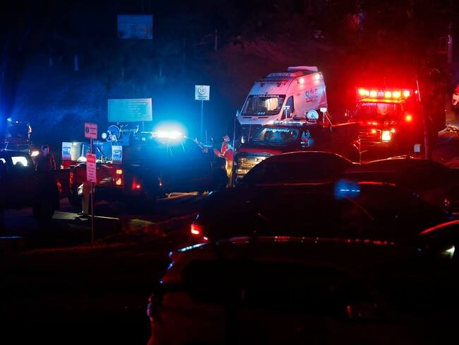 AME9693. LA CHORRERA (PANAMÁ), 16/03/2025.- Integrantes del cuerpo de Bomberos y unidades de Socorro trabajan en una zona este domingo, luego que se presentara un incendio en una termoeléctrica en la provincia de La Chorrera (Panamá). En la madrugada de este domingo se presento un apagón general en varias provincias de Panamá debido a un incendio en una Termoeléctrica. EFE/ Bienvenido Velasco