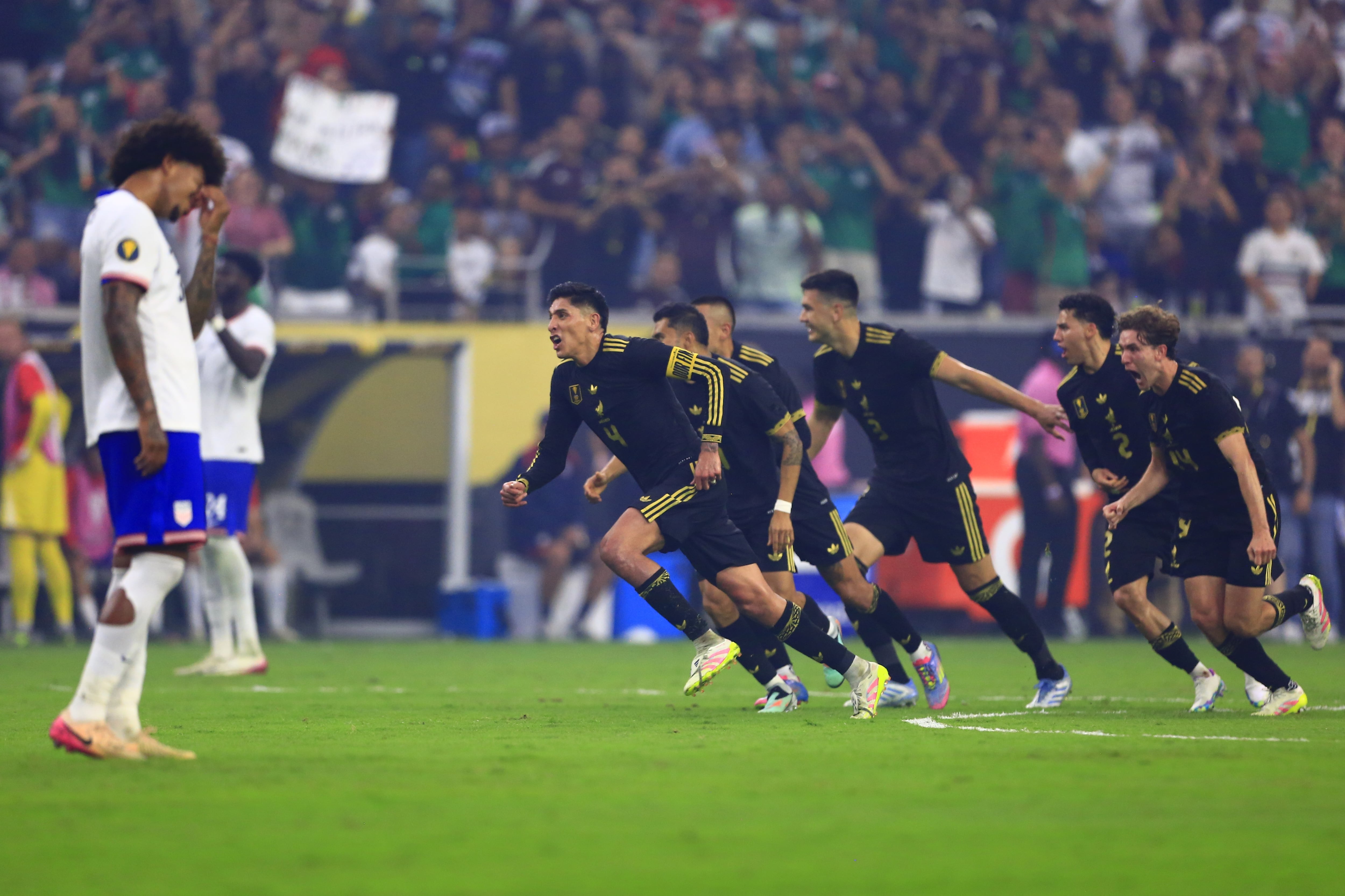 México vence a Estados Unidos y es campeón de la Copa Oro: Jiménez celebró en homenaje a Diogo JotaEFE/EPA/CARLOS RAMÍREZ