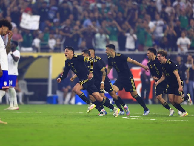 HOUSTON (United States), 06/07/2025.- Edson Alvarez (C) of Mexico reacts with teammates after scoring a goal the eventual winning goal against the USA as Chris Richards (L) of the USA reacts during the CONCACAF Gold Cup final match between USA and Mexico in Houston, Texas, USA, 06 July 2025. Mexico won 2-1. EFE/EPA/CARLOS RAMIREZ