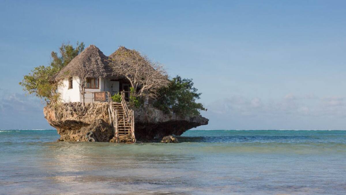 The Rock, ubicado en Michamvi, Tanzania, un restaurante al medio del mar. 