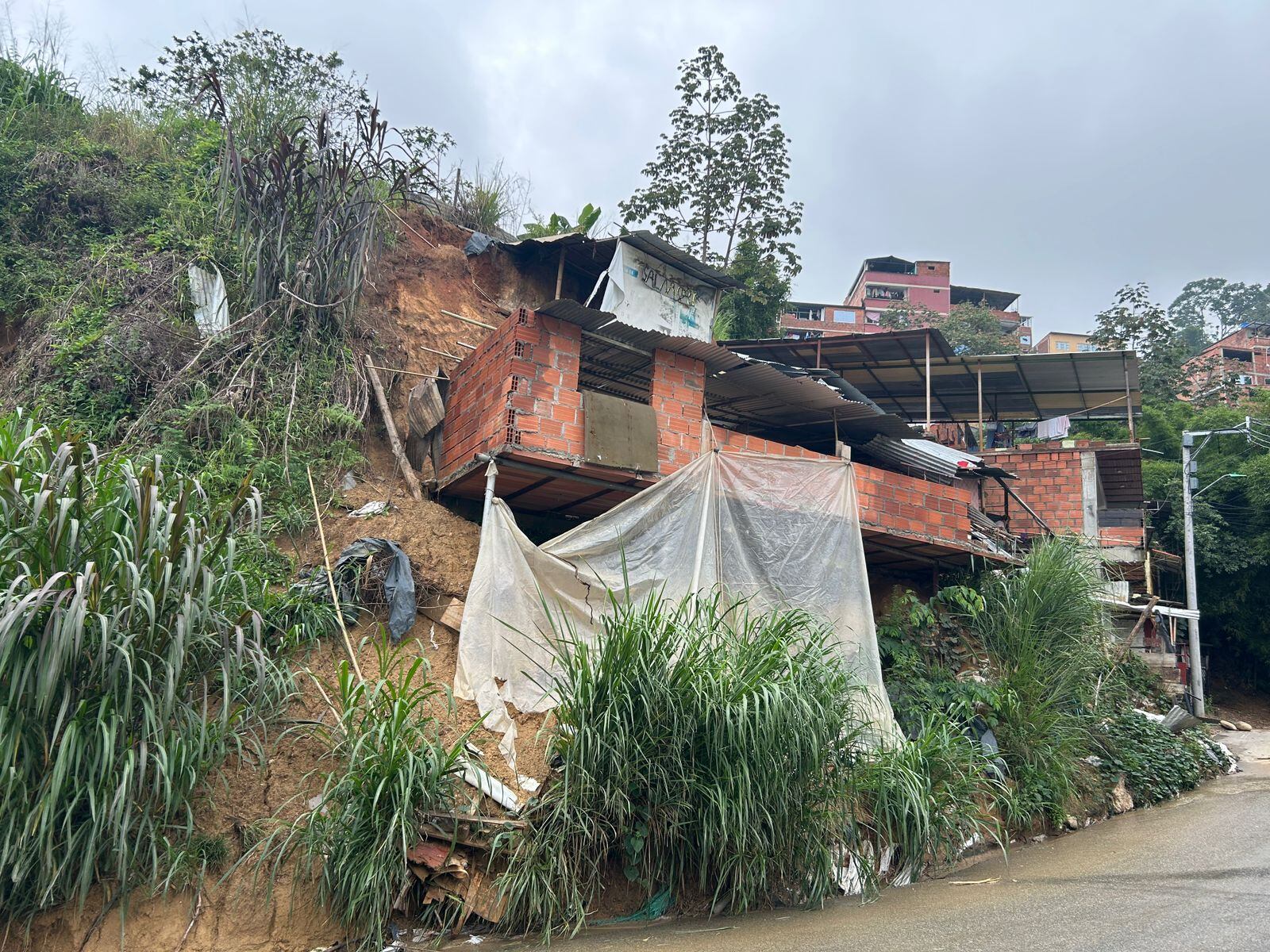 Comuna 14 de Bucaramanga afectada por las fuertes lluvias. Foto: Caracol Radio. 
