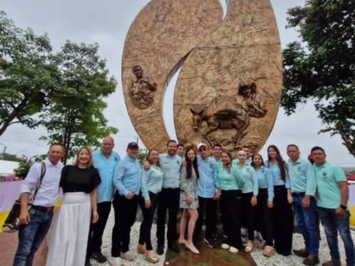 Silvania celebra 74 años con homenaje y monumento alusivo al café