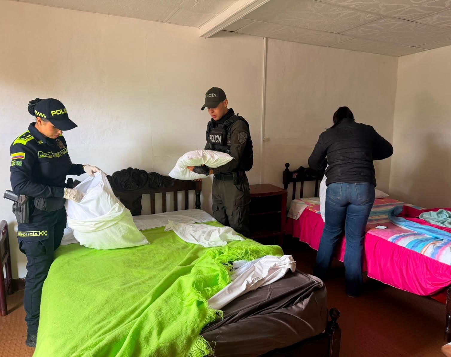 Integrantes de la policía y de las autoridades en salud, inspeccionan los elementos del alojamiento. Foto: Policía Caldas.
