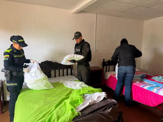 Integrantes de la policía y de las autoridades en salud, inspeccionan los elementos del alojamiento. Foto: Policía Caldas.