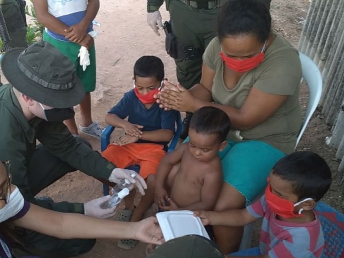 Policía de Bolívar entrega almuerzos a familias afectadas por la cuarentena