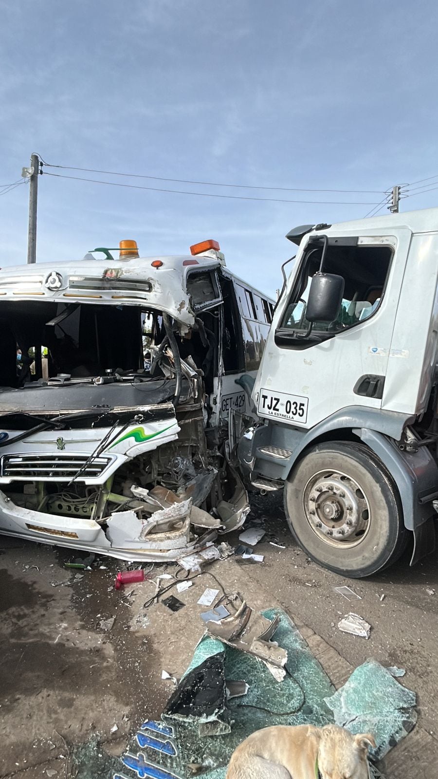 **Los 14 ocupantes del bus fueron trasladados a centros asistenciales de Tunja tras la colisión frontal.**