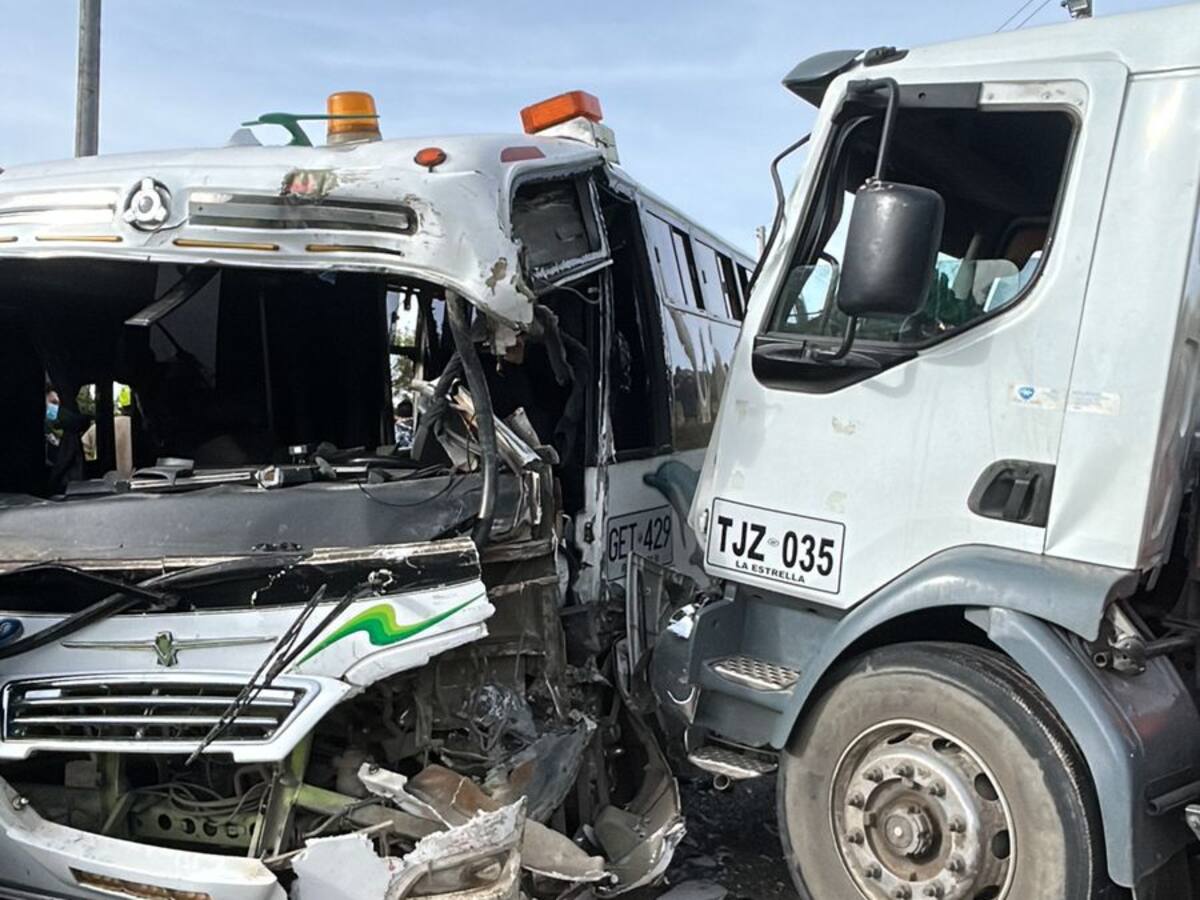 Choque entre tractocamión y bus en la vía Soracá-Boyacá dejó 14 personas lesionadas