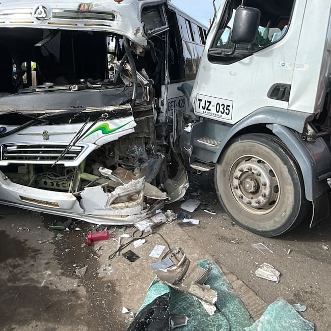**Los 14 ocupantes del bus fueron trasladados a centros asistenciales de Tunja tras la colisión frontal.**